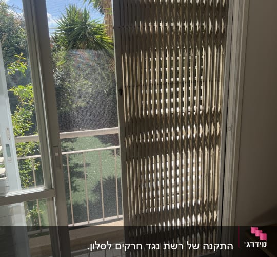 תריס אלומיניום מתקפל על דלת זכוכית